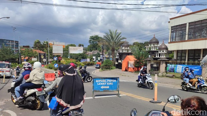Situasi lalu lintas di Gadog menuju arah Puncak Bogor, Jawa Barat, pada Minggu (2/1/2022