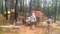 Arena bermain anak pun ada, suasananya sangat tenang karena di kelilingi hutan pinus. (Robby Bernardi/detikcom)