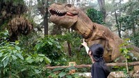 Satu-persatu dinosaurus akan terlihat disepanjang jalan setapak hutan setempat. (Robby Bernardi/detikcom)