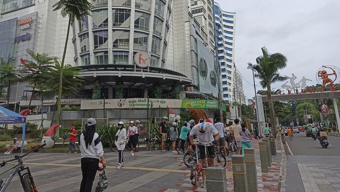 Suasana hari Minggu pertama di tahun 2022 di kawasan Sudirman Thamrin, Jakarta Pusat