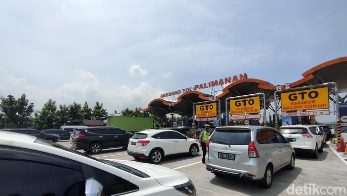 Suasana pintu Tol Palimanan, Cirebon.