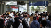 Suasana Stasiun Pasar Senen Saat Puncak Arus Balik Nataru