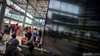 Aktivitas penumpang di Stasiun Senen berlangsung lancar. Tak ada kepadatan penumpang baik yang balik dari Jakarta maupun penumpang yang hendak menuju Jawa di Stasiun Senen. 