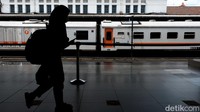 Adapun jumlah kedatangan penumpang kereta api pada 1 Januari 2022 mencapai 7.504 penumpang. 