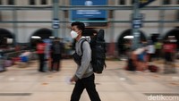 Humas KAI Daop 1 Jakarta Eva Chairunisa memprediksi puncak arus balik yang terjadi di Stasiun Pasar Senen hingga Gambir jatuh pada tanggal 2 atau 3 Januari 2022.  