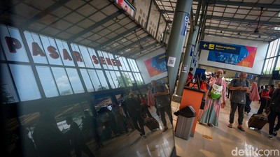 Suasana Stasiun Pasar Senen Saat Puncak Arus Balik Nataru