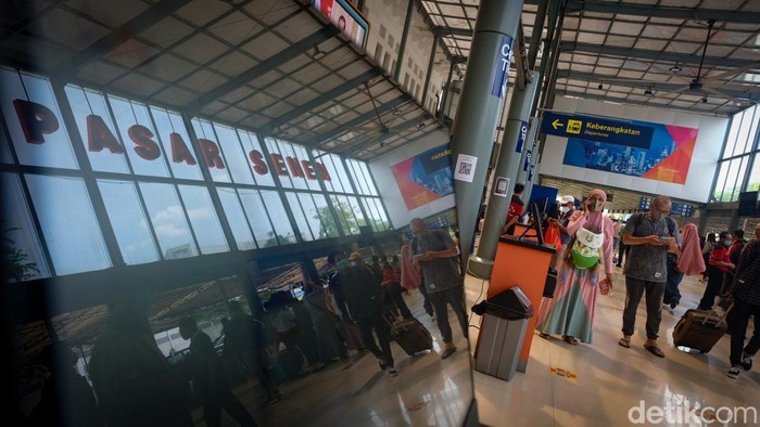 Warga yang berpergian ke luar kota di periode Natal dan tahun baru (Nataru) mulai tiba di Jakarta. Puncak arus balik warga diperkirakan terjadi hari ini sampai Senin (3/1).