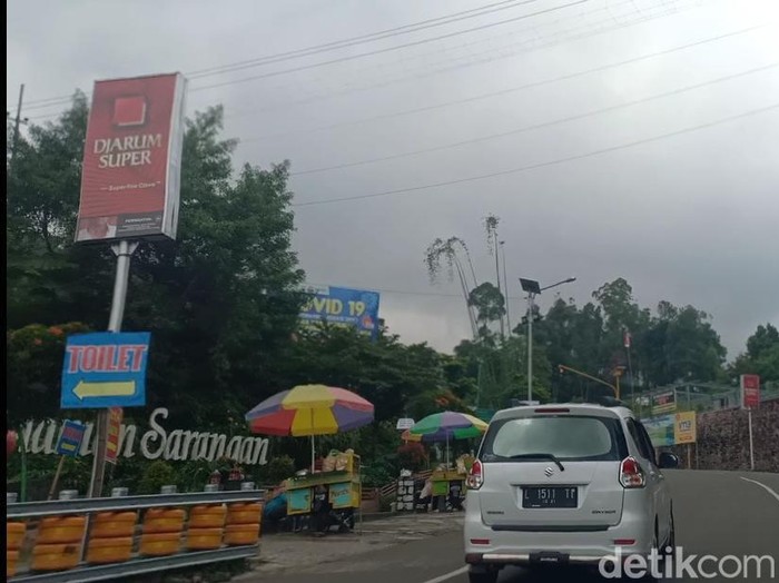 Pengunjung wisata Sarangan tembus 12 Ribu di Hari Pertama 2022. Jalur menuju wisata Telaga Sarangan pun sempat mengalami kemacetan pada Sabtu (1/1).