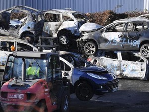 Terjadi Lagi, Warga Prancis Bakar Mobil buat Rayakan Tahun Baru