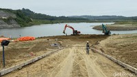 Total tampungan air adalah 14,42 juta meter kubik. Total luas lahan genangan 187 hektar, sedangkan total lahan yang dibebaskan 267 hektar. Pembangunan bendungan Randugunting ini dimulai sejak tahun 2018, dengan skema pendanaan Multi Years Contract dengan total anggaran 880 Miliar.  