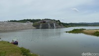 Bendungan Randugunting merupakan bendungan multi fungsi. Fungsi yang pertama untuk konservasi sumber daya air. Yang kedua untuk mensuplai tambahan air di bidang pertanian, salah satu yang mendapat manfaat irigasi adalah wilayah kedungsapen Kabupaten Rembang sebesar 630 ha. Yang ketiga untuk penyedian air baku. 100 Liter/detik untuk Kabupaten Blora, 50 Liter/detik untuk Kabupaten Rembang, 50 Liter/detik untuk Kabupaten Pati. 