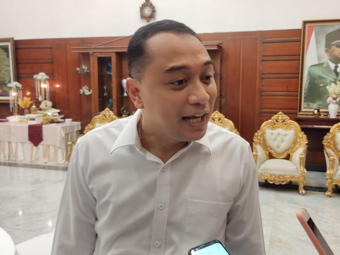 Wali Kota Surabaya Eri Cahyadi menyebut, ada 2 warganya yang kena COVID-19 varian Omicron. Menurutnya, dua warga tersebut dirawat di rumah sakit.
