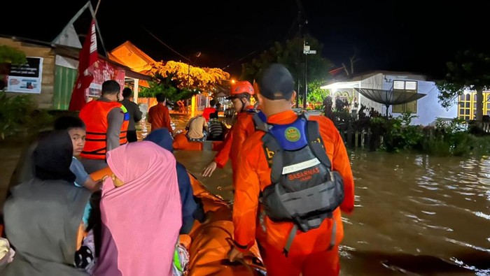 Warga dievakuasi saat banjir terjadi di Bungo, Jambi.