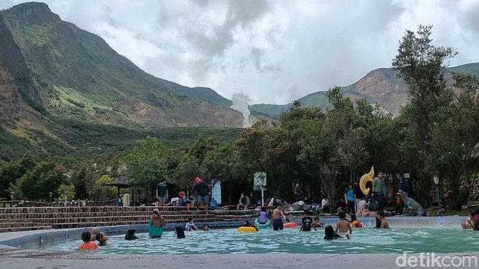 Wisata Papandayan Garut Masih Sedikit Dikunjungi Saat Libur Nataru Tingkat kunjungan wisatawan ke Garut di momen libur Natal dan tahun baru (Nataru) kali ini cenderung sepi. Wisatawan yang datang mayoritas dari sekitaran Garut.