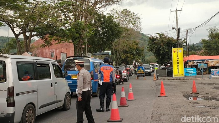 Wisatawan Mulai Berbondong Tinggalkan Garut Situasi arus lalu lintas di Jalan Raya Kadungora, Garut, Minggu (2/1/2021) pukul 18.20 WIB, terpantau padat.