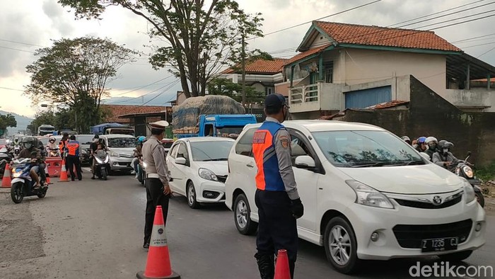 Wisatawan Mulai Berbondong Tinggalkan Garut Situasi arus lalu lintas di Jalan Raya Kadungora, Garut, Minggu (2/1/2021) pukul 18.20 WIB, terpantau padat.