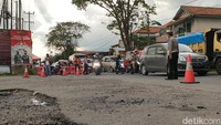 Arus lalu lintas menuju Bandung terpantau dipadati kendaraan pribadi, baik roda empat dan dua wisatawan yang hendak kembali ke kota asal. 