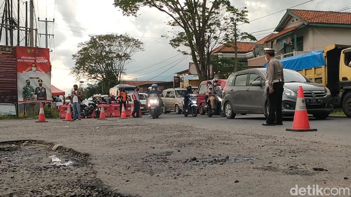 Wisatawan Mulai Berbondong Tinggalkan Garut Situasi arus lalu lintas di Jalan Raya Kadungora, Garut, Minggu (2/1/2021) pukul 18.20 WIB, terpantau padat.