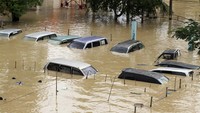Sejumlah mobil barang bukti Kepolisian terendam saat banjir melanda Kota Lhoksukon.