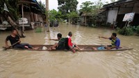 Perahu tradisional juga digunakan untuk transportasi saat banjir menerjang.