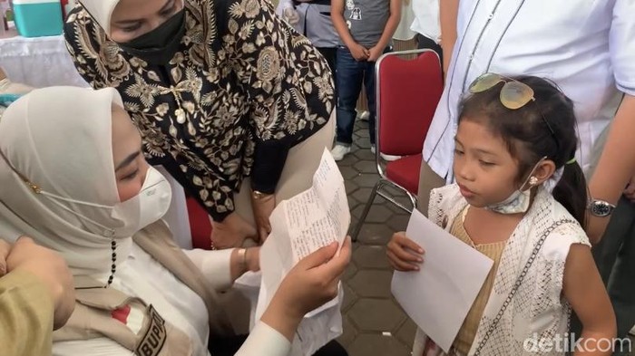 Adeeva, bocah asal Karawang yang hafal nama-nama menteri hingga Bupati Karawang.