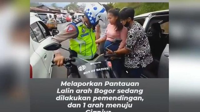 Aksi heroik polantas mengevakuasi ibu hamil yang kontraksi saat kemacetan di puncak