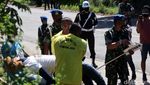 Aksi Kolonel Priyanto Gotong Handi-Salsa ke Dalam Mobil