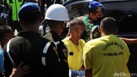 Ketiganya melakukan rekonstruksi singkat di tempat kejadian perkara yakni di Nagreg, Kabupaten Bandung