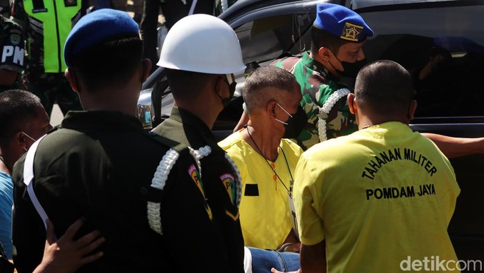 Kolonel Infanteri Priyanto, Kopda DA dan Kopda A menjalani rekonstruksi kasus tewasnya Handi Saputra dan Salsabila di Nagreg. Salah satu adegan yang diperagakan adalah saat menggotong korban ke dalam mobil.