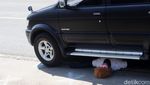 Aksi Kolonel Priyanto Gotong Handi-Salsa ke Dalam Mobil