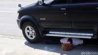 Adegan bermula ketika kendaraan mobil replika milik tersangka sudah mengalami kecelakaan dan korban yang diganti menggunakan boneka manekin sudah berada di dalam kolong mobil.