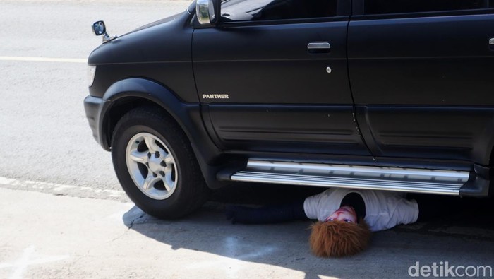 Aksi Kolonel Priyanto Gotong Handi-Salsa ke Dalam Mobil Kolonel Infanteri Priyanto, Kopda DA dan Kopda A menjalani rekonstruksi kasus tewasnya Handi Saputra dan Salsabila di Nagreg. Salah satu adegan yang diperagakan adalah saat menggotong korban ke dalam mobil.