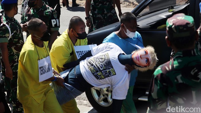 Kolonel Infanteri Priyanto, Kopda DA dan Kopda A menjalani rekonstruksi kasus tewasnya Handi Saputra dan Salsabila di Nagreg. Salah satu adegan yang diperagakan adalah saat menggotong korban ke dalam mobil.