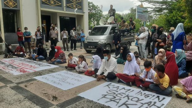Alumni dan Siswa protes SD 01 di Pekanbaru mau dijadikan pasar
