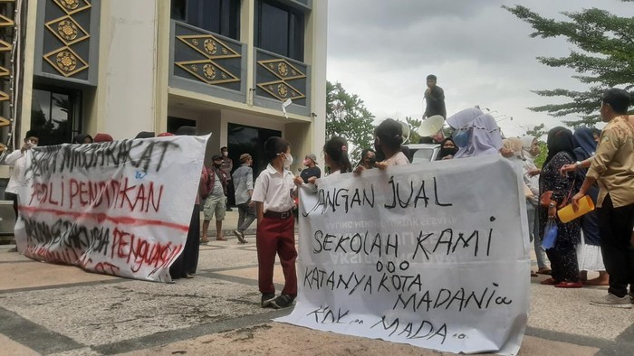 Alumni dan Siswa protes SD 01 di Pekanbaru mau dijadikan pasar