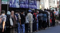 Antrean terjadi karena masih diterapkannya pembatasan kapasitas penumpang KRL.