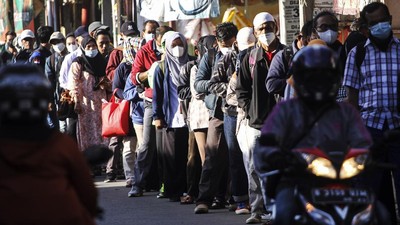 Penampakan Antrean Penumpang KRL di Hari Pertama Kerja 2022