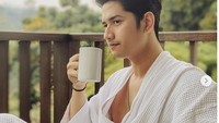 Minum secangkir teh ditemani pemandangan pegunungan yang asri memang paling sulit ditolak. Zikri Daulay asyik menyeruput teh sambil santai pagi. Foto: instagram @zikridaulay1