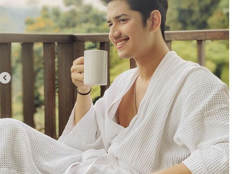 Pose Seru Zikri Daulay Saat Nikmati Teh dan Kelapa Muda