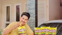 Hobi ngemil makanan ringan, Zikri Daulay terlihat serius menikmati keripik kentang. Ia bahkan punya banyak stok camilan di rumahnya. Foto: instagram @zikridaulay1