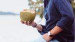 Pose Seru Zikri Daulay Saat Nikmati Teh dan Kelapa Muda