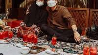 Momen kulineran bareng keluarga juga kerap dipamerkan Zikri Daulay. Berpose bersama sang ibunda, Zikri Daulay tampak siap menikmati segelas es dengan sirup cocopandan. Foto: instagram @zikridaulay1