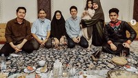 Bersama keluarga besarnya, Zikri Daulay juga punya pengalaman makan seru. Makan lesehan bersama keluarga dijamin jadi makin berselera. Foto: instagram @zikridaulay1