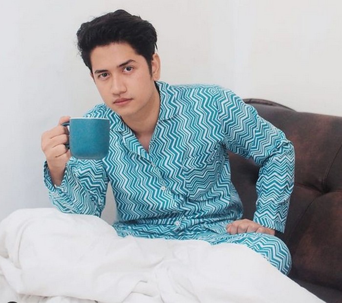 Asyiknya Momen Zikri Daulay Nikmati Teh dan Kelapa Muda