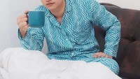 Segelas minuman siap diseruput Zikri Daulay. Ia masih mengenakan piyama saat menikmatinya, tampaknya Zikri baru bangun tidur. Segelas air putih mampu membuatnya jadi fokus sebelum beraktivitas. Foto: instagram @zikridaulay1