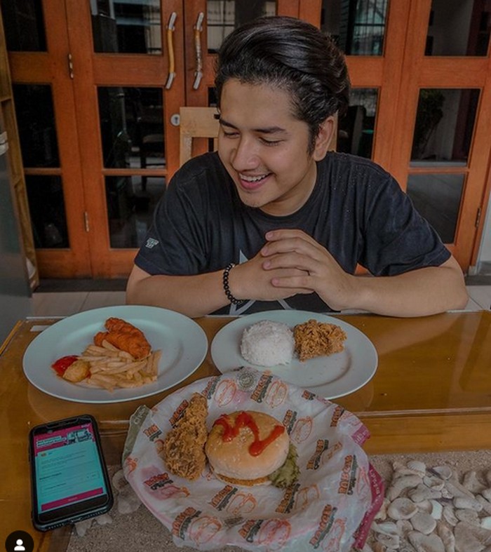 Asyiknya Momen Zikri Daulay Nikmati Teh dan Kelapa Muda Asyiknya Momen Zikri Daulay Nikmati Teh dan Kelapa Muda