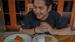 Pose Seru Zikri Daulay Saat Nikmati Teh dan Kelapa Muda