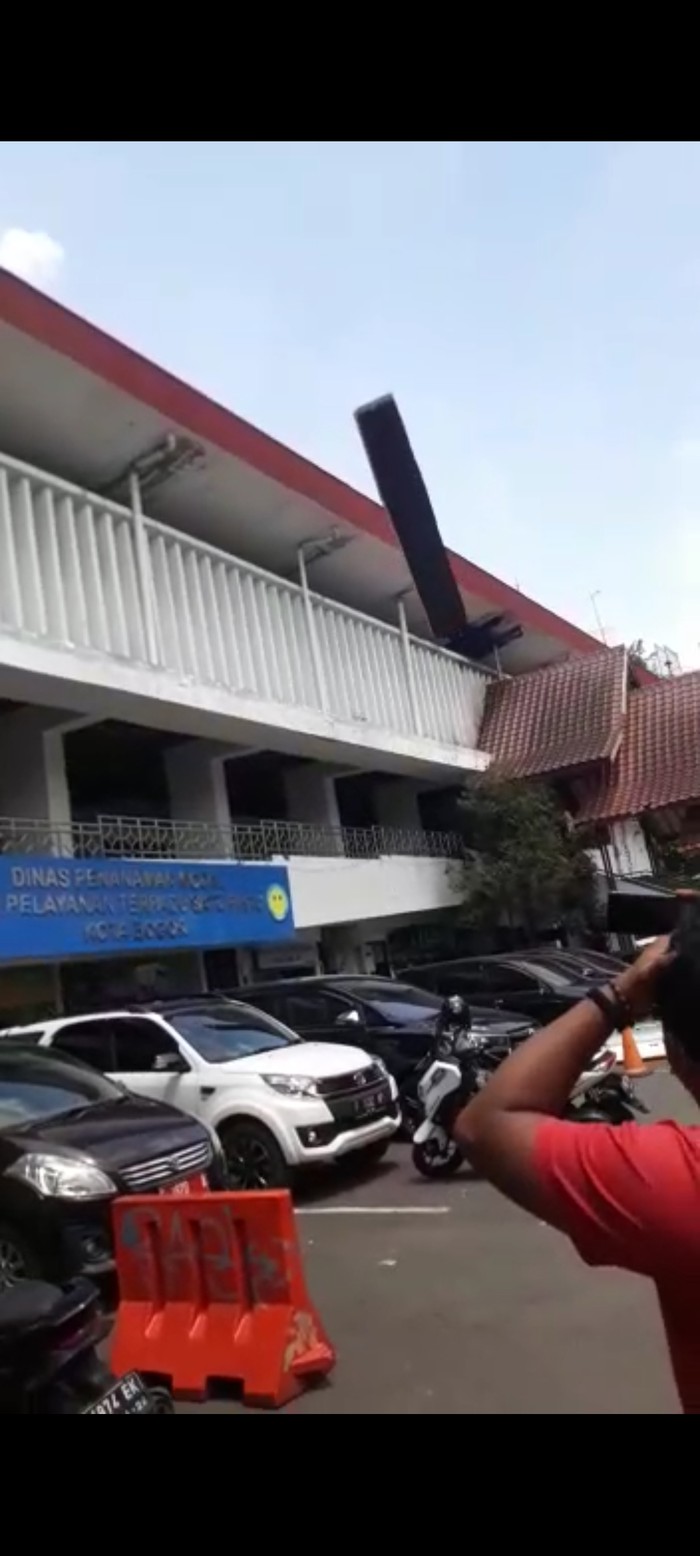 Atap gedung di Balai Kota Bogor beterbangan diterjang angin kencang