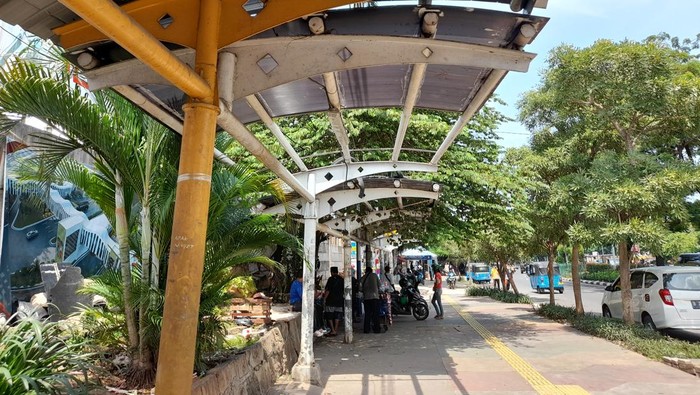 Atap jalur pedestrian di Pasar Senen yang rusak, Senin (3/1/2021).