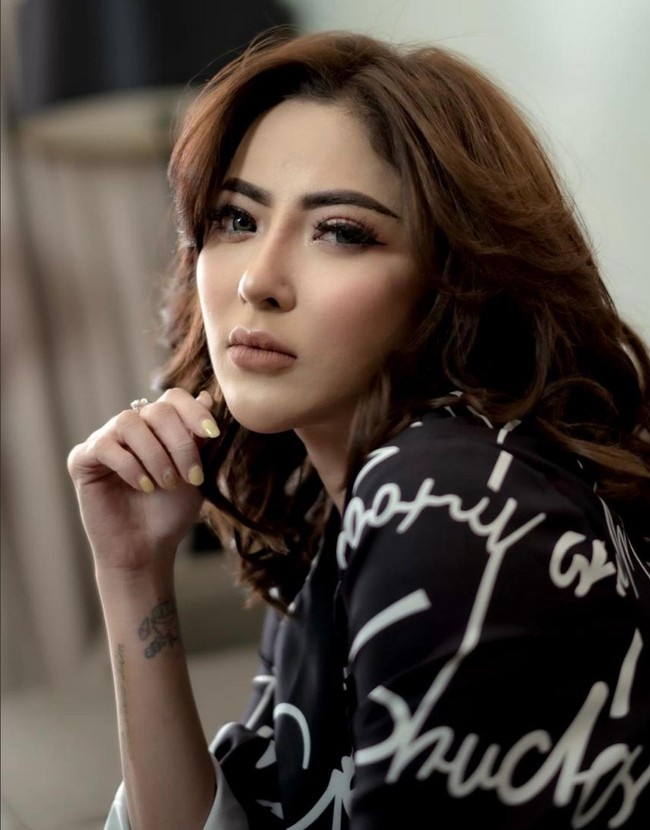 Wanita yang tertangkap kamera berciuman dengan aktor Zakri Daulay ini juga terjun ke dunia politik dan tergabung dalam Angkatan Muda Partai Berkarya. Foto: Instagram/@ayuaulia5252